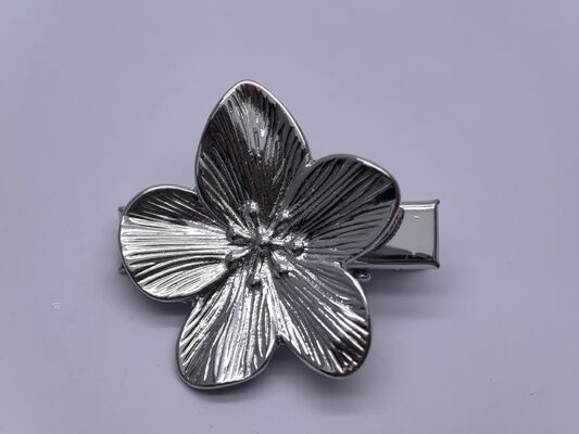 Lightweight and Charming Metal Hair Clip Elegant and Durable for Daily Wear
